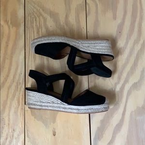 Black/straw platform heels.